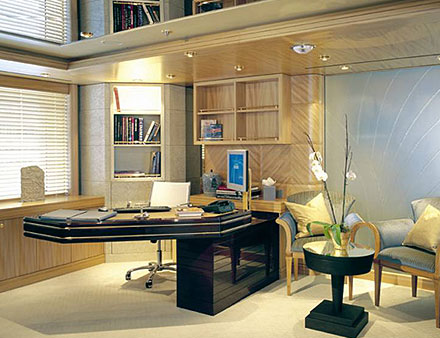 m/y Queen M